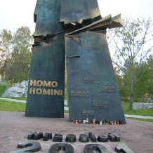 Homo Homini - Pomnik w Kielcach 
