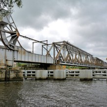 Kolejowy most zwodzony nad Regalicą