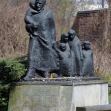 Pomnik Janusza Korczaka na cmentarzu żydowskim 
