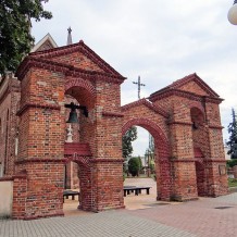 Brama i dzwonnica przy kościele