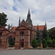 Zabytkowy kościół św Andrzeja w Gosławicach zbudowany na planie krzyża greckiego