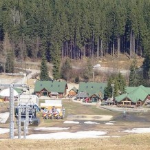 Widok na stok i dolną stację spod górnej stacji ośrodka narciarskiego Złoty Groń w Istebnej