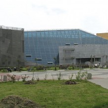 Widok na wejście główne Collegium Stomatologicum w Poznaniu