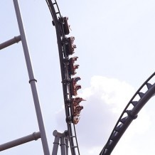 Pierwszy spadek rollercoastera Lech Coaster w parku Legendia.