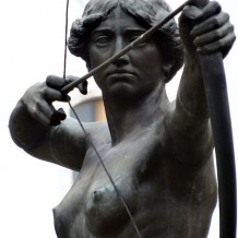 Rzeźba Łuczniczki autorstwa prof. Ferdinanda Lepcke odsłonięta w 1910 r. w Bydgoszczy.