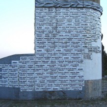 Tablice z nazwiskami osób zamordowanych w Dolinie Śmierci - pomnik w Dolinie Śmierci w Bydgoszczy