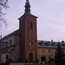Budynek klasztoru paulinów przylegający od południa do kościoła