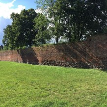 Mury obronne Bierutowa wzdłuż dawnej Młynówki, w pobliżu dawnej bramy brzeskiej