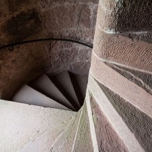 Schody spiralne w wieży widokowej na Górze Wszystkich Świętych