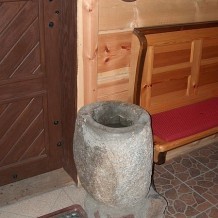 Kamienna kropielnica z XIV wieku z wyżłobieniem w kościele p.w. Św. Marcina w Straszewie