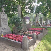 Aleja zasłużonych wojskowych II Rzeczpospolitej na cmentarzu komunalnym we Włocławku.