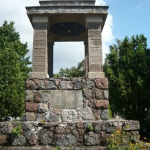 Pozostałości po pomniku żołnierzy niemieckich poległych w czasie I wojny światowej.