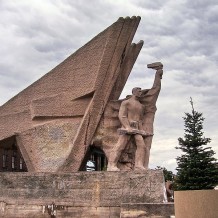 Pomnik Bohaterom Czerwonych Sztandarów w Dąbrowie 