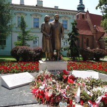 Pomnik Lecha i Marii Kaczyńskich w Radomiu