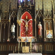 ołtarz główny w kościele Podwyższenia Krzyża Świętego w Kole