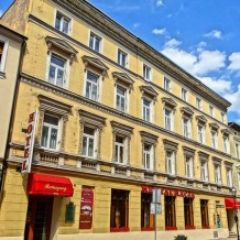 Zabytkowa kamienica mieszcząca hotel ratuszowy.