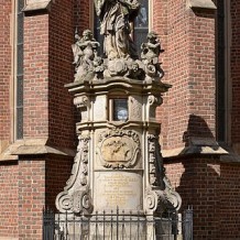 Pomnik św Jana Nepomucena przy kościele św Macieja