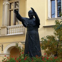 Pomnik Jana Pawła II na dziedzińcu Pałacu Biskup.