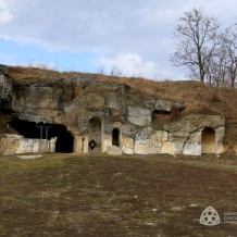Fort dwuwałowy pancerny główny GHW X Orzechowce w Ujkowicach - ruiny koszar szyjowych
