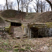 Fort pancerny międzypolowy GZW IXa Przy Krzyżu - ruiny schronu z baterią pancerną