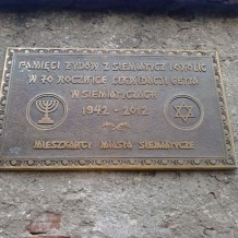 Tablica pamiątkowa na cmentarzu żydowskim w Siemiatyczach