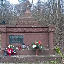 Pomnik ku czci zamordowanych w 1920 roku na cmentarzu żydowskim w Suchowoli.