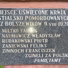 Tablica pomnika ku czci zamordowanych w 1920 roku na cmentarzu żydowskim w Suchowoli.