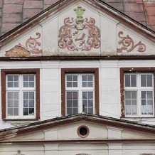 Herb rodu Gottbergów na pałacu w Starnicach