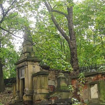 Nagrobki na starym cmentarzu
