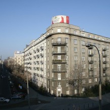 budynek przy Alei 3 Maja 2 w Warszawie od strony południowo-wschodniej widziany z wiaduktu Mostu Poniatowskiego