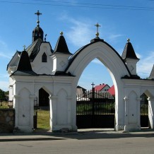 Brama cmentarza świętego Rocha w Zabłudowie; w tle— kaplica
