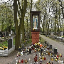 Figura Matki Boskiej na cmentarzu Bródnowskim
