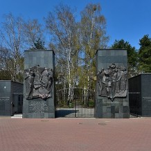 Brama główna cmentarza wzniesiona w latach 80. XX wieku przez Fundację Rodziny Nissenbaumów