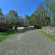 Główna aleja prowadząca do lapidarium